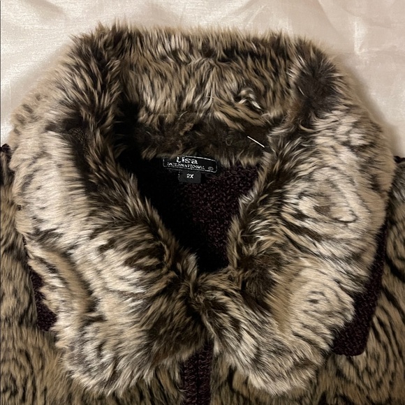 Women’s Faux Fur Vest with Detachable Collar - Size 2X - Picture 2 of 11